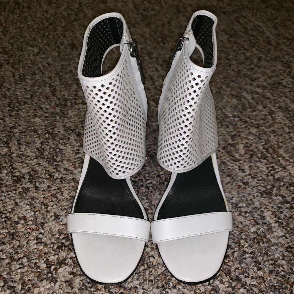 Pour la Victoire white and black heels size 6.5